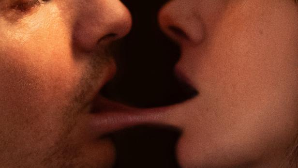 Das Filmplakat für „Together“ zeigt Alison Brie und Dave Franco, deren Münder sich berühren.