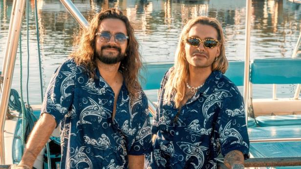 Tom und Bill Kaulitz posieren auf einem Boot.