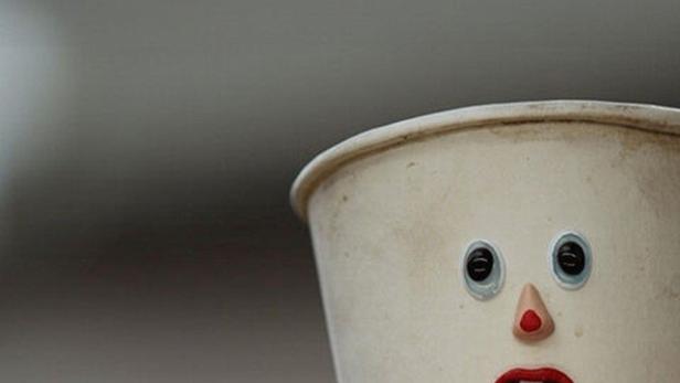 Das Filmplakat für „Ordures“ zeigt einen Pappbecher mit aufgeklebtem Gesicht.