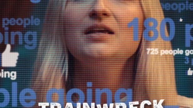 Das Filmplakat für „Trainwreck: The Real Project X“ zeigt eine Frau vor einem Bildschirm mit Social-Media-Statistiken.