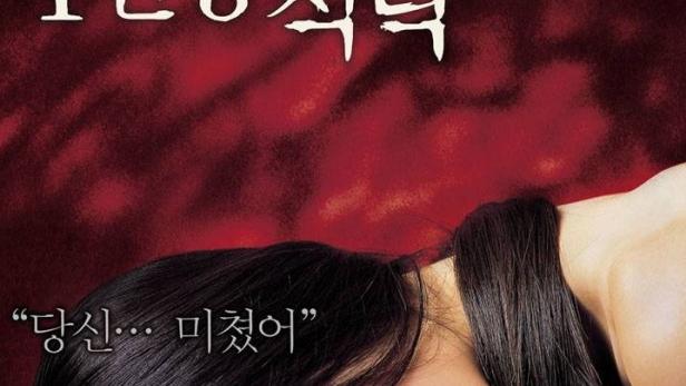 Das Filmplakat für „4 Personen Tisch“ zeigt eine Frau mit dunklen Haaren auf einem Tisch liegend.