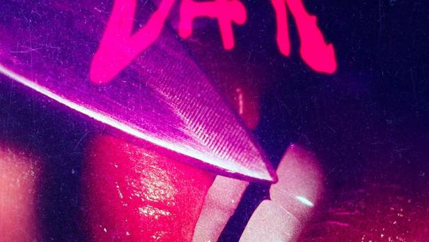 Nahaufnahme von Lippen mit einem Messer und dem Titel „Faceless After Dark“.