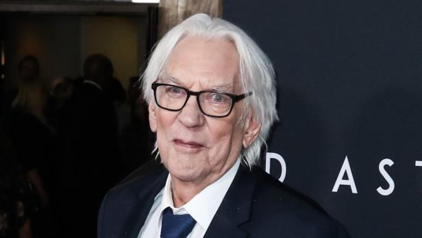 Der Schauspieler Donald Sutherland mit Brille und Anzug.