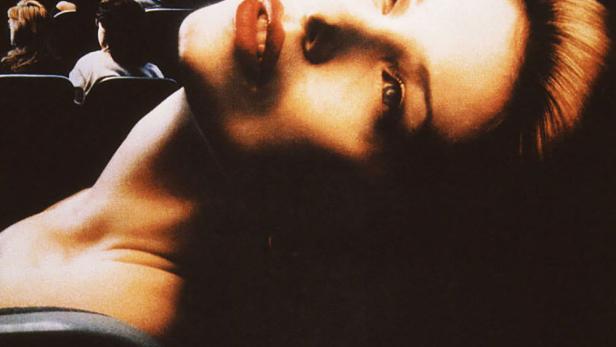 Das Filmplakat für „Midnight Matinee“ zeigt eine Frau im Kino.