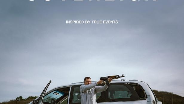 Ein Mann zielt mit einem Gewehr vor einem beschädigten Minivan auf dem Filmplakat zu „Sovereign“.