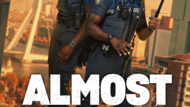 Das Filmplakat für „Almost Cops“ zeigt zwei Polizisten mit Schlagstöcken vor einer Stadtkulisse.