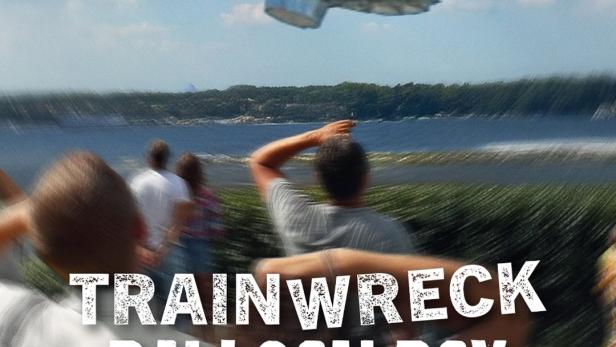 Das Filmplakat für „Trainwreck: Balloon Boy“ zeigt einen silbernen Ballon am Himmel.
