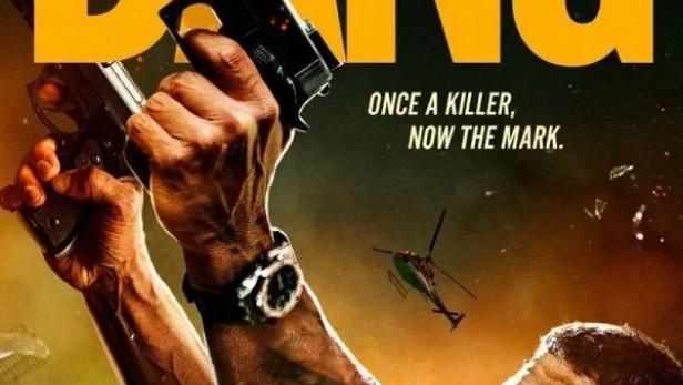 Das Filmplakat für „Bang“ zeigt Jack Kesy mit zwei Pistolen und einem Hubschrauber im Hintergrund.