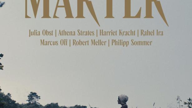 Das Filmplakat für „Marter“ zeigt eine Frau mit Kopftuch auf einem Feld.