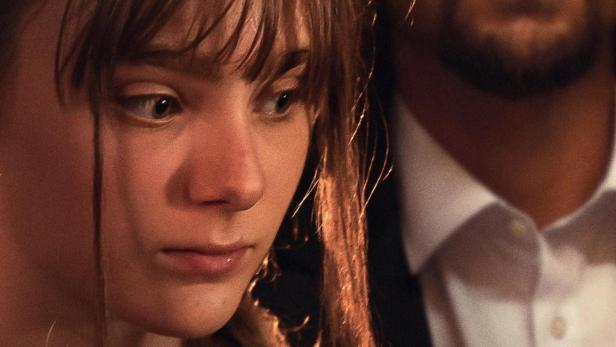 Das Filmplakat für „Sbormistr“ zeigt eine junge Frau und einen Mann mit Brille.