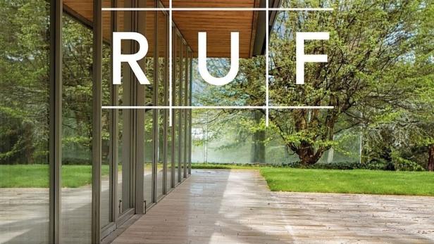 Das Filmplakat für „Sep Ruf – Architekt der Moderne“ zeigt ein modernes Gebäude mit Glasfassade.