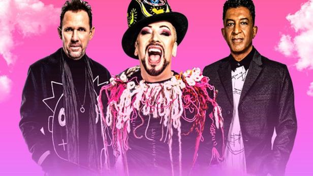 Boy George und Culture Club treten bei der Magic Disco vor einer Menschenmenge auf.