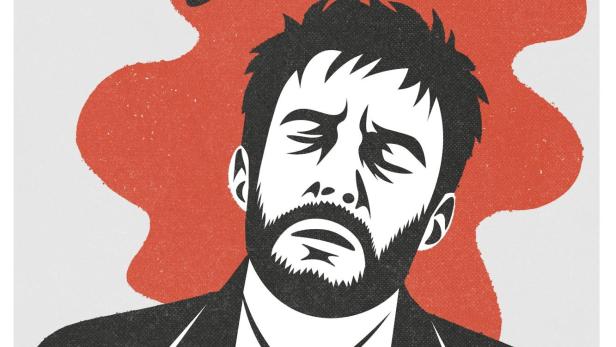 Das Filmplakat zu „Der Baron“ zeigt einen Mann mit geschlossenen Augen, über dem eine Flasche ausgeleert wird.