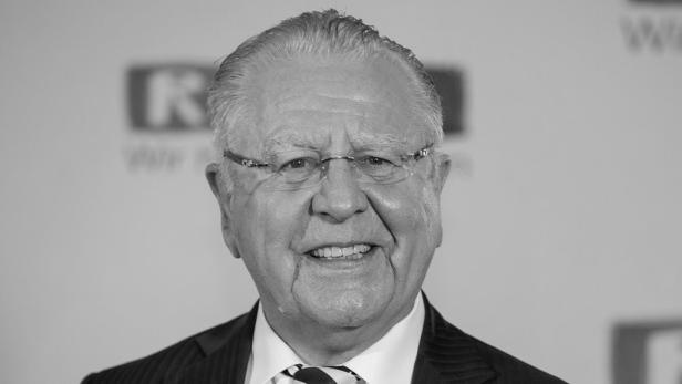 Schwarzweißporträt von Heinz Horrmann mit Brille und Anzug.