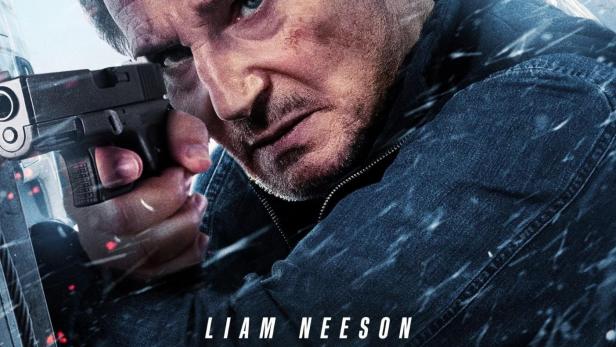 Liam Neeson zielt mit einer Pistole auf dem Filmplakat zu „Ice Road: Vengeance“ vor schneebedeckten Bergen.