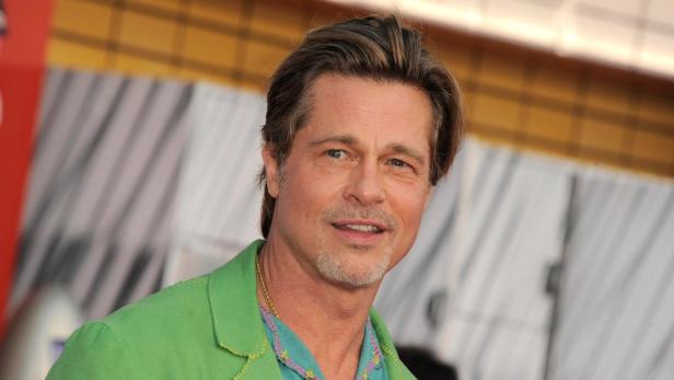 Porträt von Brad Pitt mit grünem Jackett.