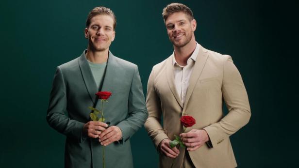 Felix und Marti, die Bachelors, halten jeweils eine rote Rose in der Hand.