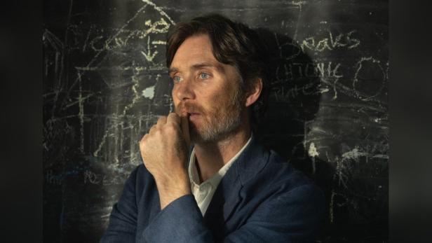 Cillian Murphy als grübelnder Steve vor einer Tafel.