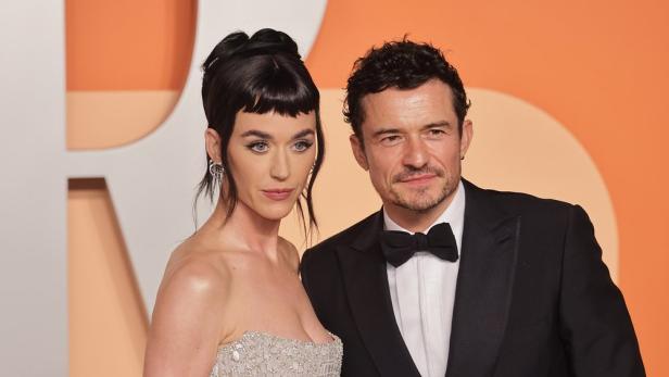 Katy Perry und Orlando Bloom posieren zusammen auf einem Event.