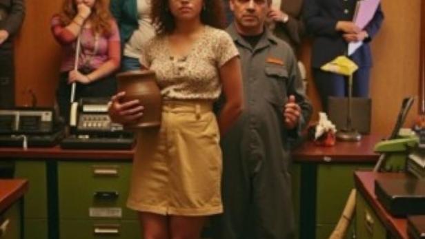 Das Filmplakat für „Zweigstelle“ zeigt eine Gruppe von Büroangestellten.