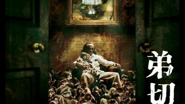 Ein Mann sitzt in einem Sessel, umgeben von Puppen, unter einem Porträt eines kleinen Mädchens.