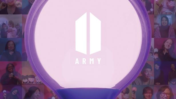 Das Filmplakat für „BTS Army: Forever We Are Young“ zeigt einen BTS-Leuchtstab umgeben von Fanporträts.