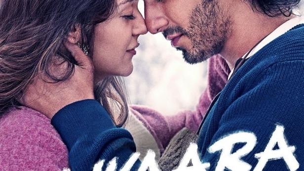 Ein Paar umarmt sich vor einer verschneiten Bergkulisse; Filmtitel „Saiyaara“ im Vordergrund.
