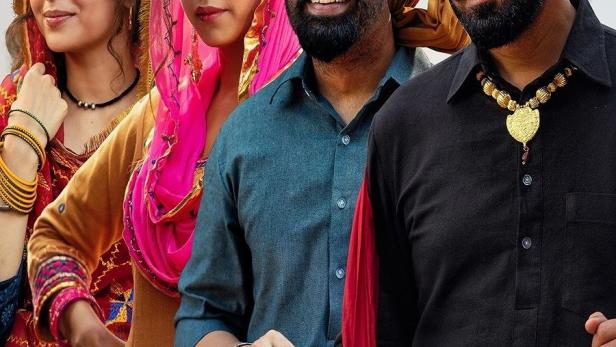 Das Filmplakat für „Sarbala Ji“ zeigt vier Punjabi-Schauspieler in traditioneller Kleidung.