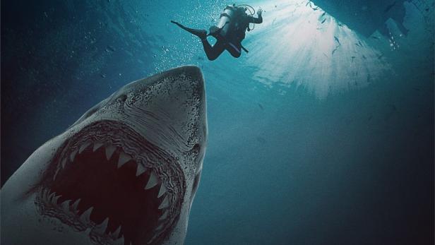 Ein Taucher schwimmt unter einem Boot, während ein großer weißer Hai sich nähert.