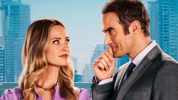 Das Filmplakat für „One Perfect Match: Liebe für die Ewigkeit“ zeigt eine Frau und einen Mann vor einer Skyline.