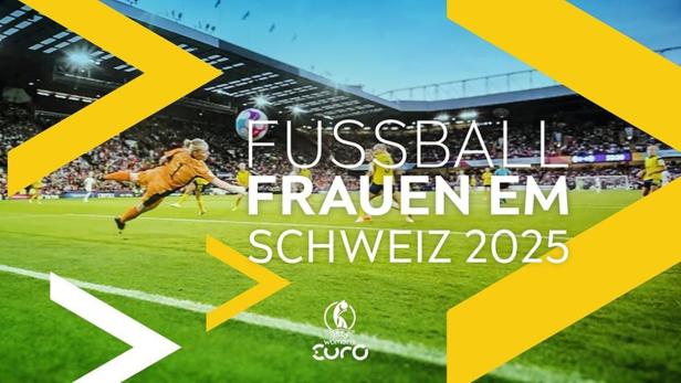 Eine Torhüterin springt, um einen Ball während der Fussball Frauen EM Schweiz 2025 zu fangen.