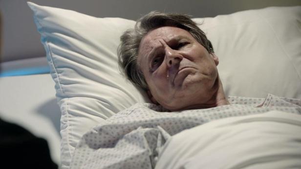 Wolfgang Bahro liegt in einer Szene aus „Gute Zeiten, schlechte Zeiten“ im Krankenhaus.