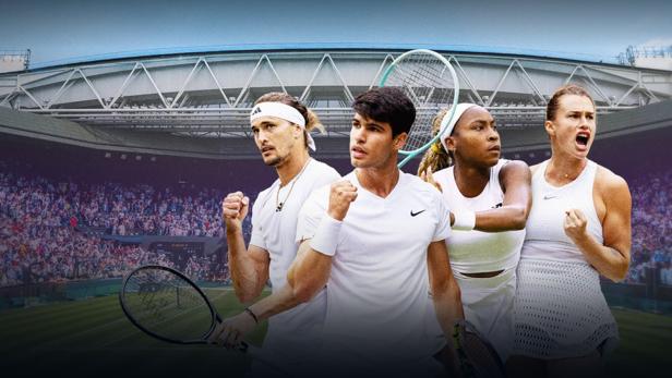 Vier Tennisspieler in Sportkleidung stehen vor dem Publikum in Wimbledon und jubeln.