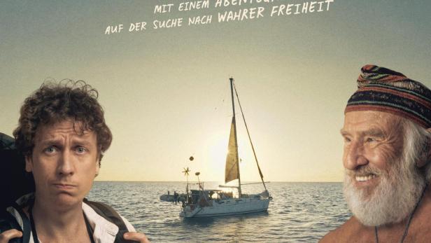 Das Filmplakat zu „Ausgsting“ zeigt zwei Männer und ein Segelboot auf dem Meer.