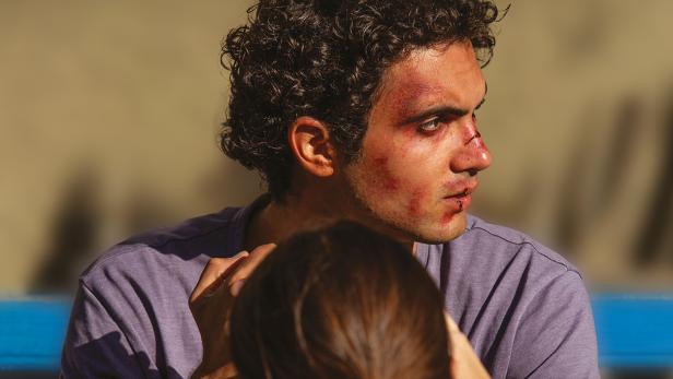 Das Filmplakat für „Drei Kilometer bis zum Ende der Welt“ zeigt einen verletzten jungen Mann.