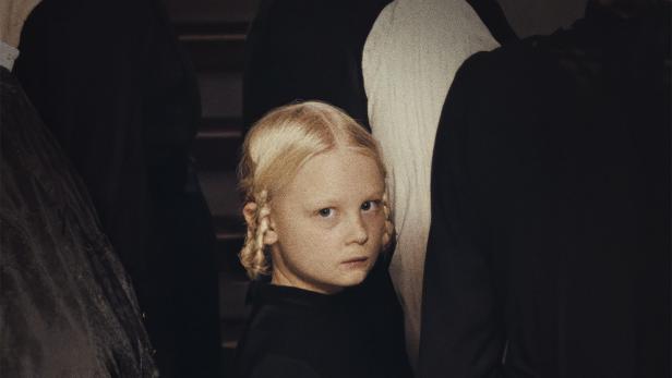 Plakat für den Film „In die Sonne schauen“ mit einem jungen Mädchen im Vordergrund.