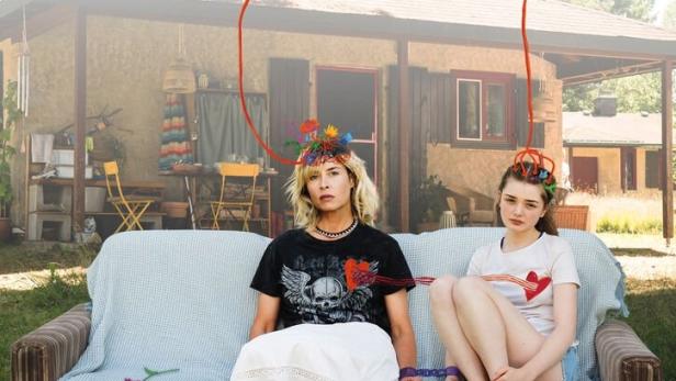 Das Filmplakat für „Missing Link“ zeigt Susanne Wolff und Luca Brüggemann auf einem Sofa vor einem Haus.
