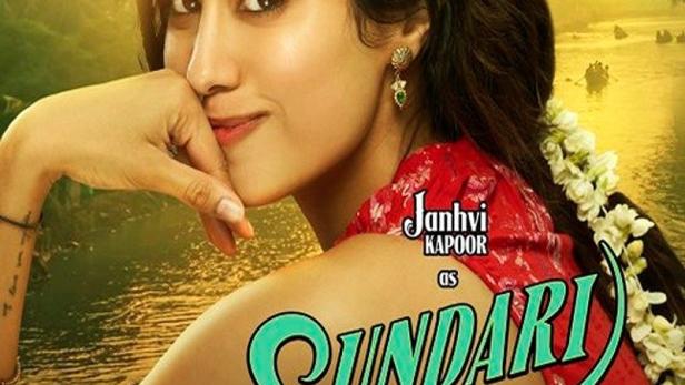 Janhvi Kapoor als Sundari auf einem Werbeplakat.