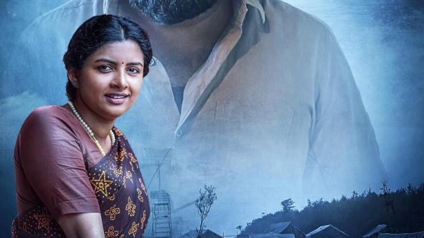 Das Filmplakat für „Freedom“ zeigt eine Frau und einen Mann vor einem Lager.