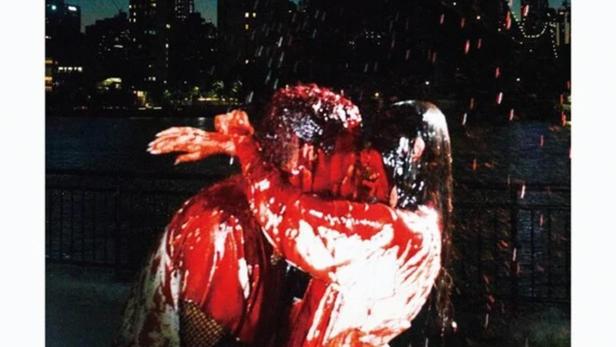 Ein blutverschmiertes Paar umarmt sich vor der Skyline von Brooklyn auf dem Filmplakat zu „I Fell in Love with a Z-Grade Director in Brooklyn“.