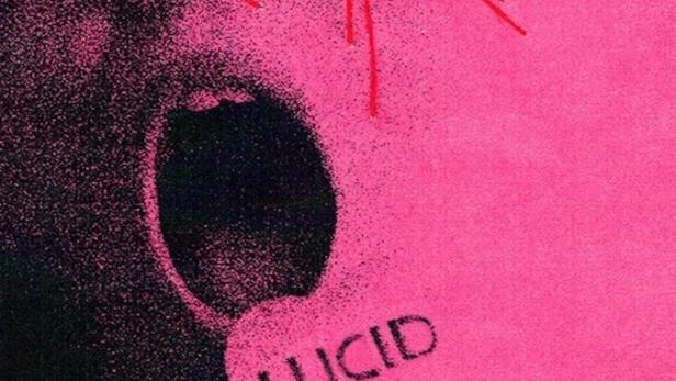 Das rosafarbene Filmplakat für „Lucid“ zeigt ein Gesicht mit weit geöffnetem Mund.
