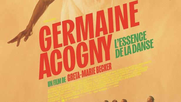 Das Filmplakat für „Germaine Acogny – L’essence de la danse“ zeigt die Tänzerin und ihre Gruppe am Strand.