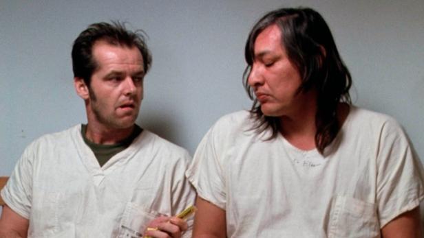Jack Nicholson und ein weiterer Schauspieler in einer Szene aus „Einer flog über das Kuckucksnest“.