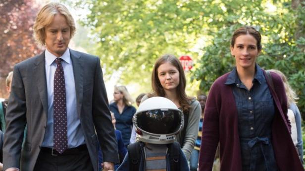 Owen Wilson, Julia Roberts und ein Kind mit einem Astronautenhelm in einer Szene aus dem Film „Wunder“.