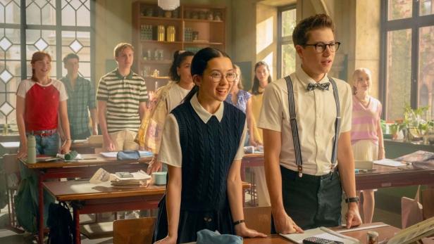 Eine Schulklasse mit Schülern in einem hellen Klassenzimmer der Schule der magischen Tiere.