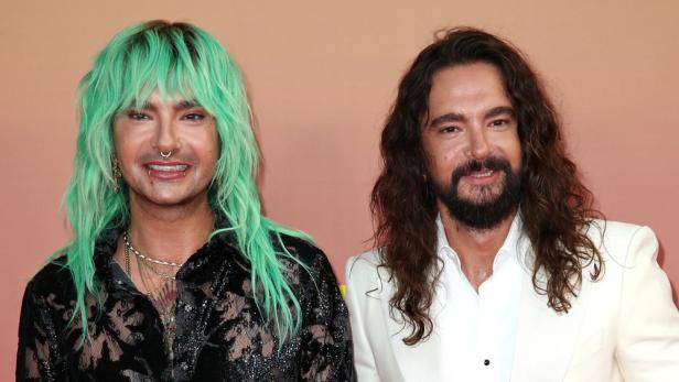 Bill und Tom Kaulitz posieren zusammen auf einem Foto.