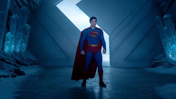 Henry Cavill als Superman in einer eisigen Umgebung.