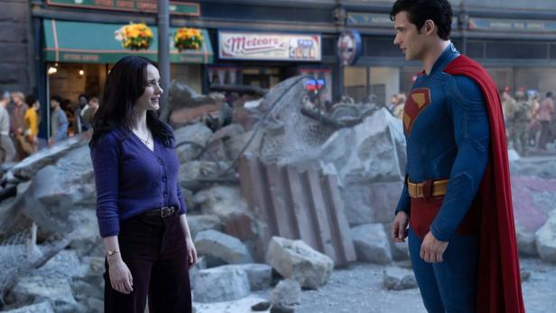 Lois Lane und Superman stehen inmitten einer zerstörten Stadt.