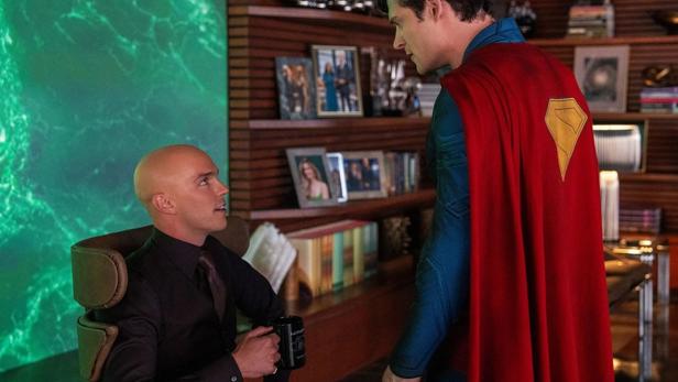 Superman steht vor Lex Luthor in dessen Büro.