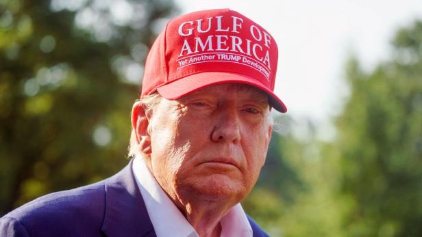 Donald Trump mit einer roten Kappe mit der Aufschrift „Gulf of America“.